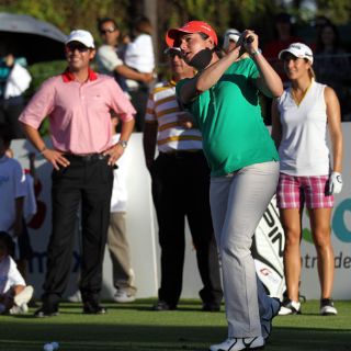 Con todo y la pancita, Lorena imparte su clínica