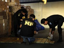 La droga estaba oculta en 16 sacos con 53 kilos cada uno. EFE  /