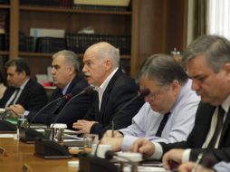 Yorgos Papandréu durante la reunión de hoy con el Consejo de Ministros en el Parlamento griego. EFE  /