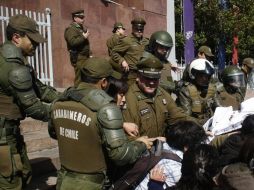 Policías desalojaron a manifestantes evangélicos de las tribunas del Senado, luego de que interrumpieran el debate de la ley. ARCHIVO  /