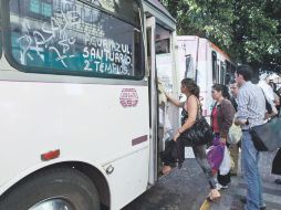 Algunas unidades circularon ayer con la leyenda “Diesel 10 pesos, Pasaje 7.50, Vialidad descarta incremento en la tarifa.  /