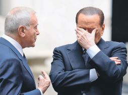 Silvio Berlusconi (der.) está a favor de elecciones anticipadas y no apoya la formación de un Gobierno provisional. AFP  /