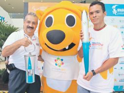 El director del DIF Jalisco, Luis Felipe Valdez (izq.) entregó la Antorcha a David Valdez, quien será el primer portador de la flama.  /