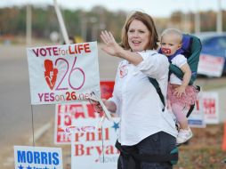Partidaria de la Enmienda 26 se manifiesta acompañada de su nieta. AP  /