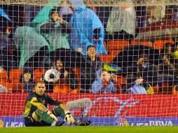 Debido a una contusión con edema óseo en el codo derecho, el portero del Barcelona Víctor Valdés quedará fuera de la cancha. REUTERS  /