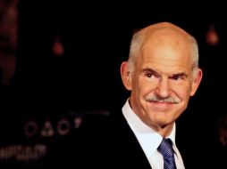 George Papandreou saluda a los periodistas a su llegada al encuentro con el presidente griego Carolos Papulias. EFE  /