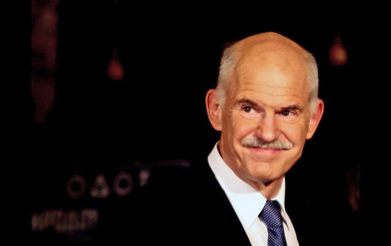 George Papandreou saluda a los periodistas a su llegada al encuentro con el presidente griego Carolos Papulias. EFE  /