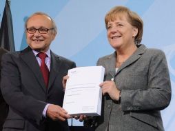 La canciller alemana, Angela Merkel (d) con el presidente del grupo de los ''Cinco Sabios, Wolfgang Franz. EFE  /