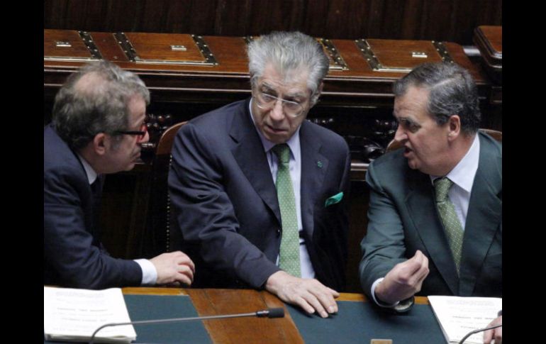 Los ministros  de Italia Roberto Maron, Umberto Bossi y Roberto Calderoli, hablan de la aprobación de la 'maxienmienda' en Roma. AP  /