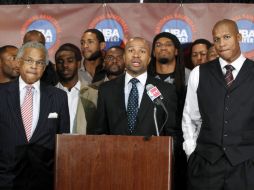 El dirigente del sindicato de jugadores, Derek Fisher (C) y Billy (I) Hunter durante un conferencia en Nueva York. REUTERS  /
