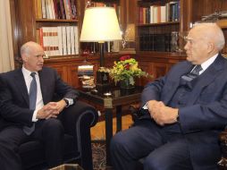 El presidente griego Carolos Papoulias y el primer ministro griego Yorgos Papandréu se reunieron hoy en Atenas. EFE  /