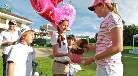 Niños se acercaron a Creamer para pedirle autógrafos y darle regalos.  /