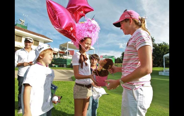 Niños se acercaron a Creamer para pedirle autógrafos y darle regalos.  /