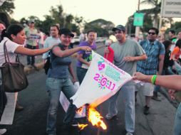 Seguidores del Partido Liberal Independiente queman en las calles de Nicaragua propaganda del opositor Frente Sadinista. AP  /