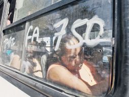 Aunque Vialidad obliga a que se borren los letreros de los cristales, algunos aún muestran la leyenda con la nueva tarifa pretendida.  /