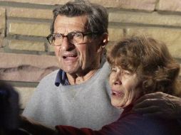 Paterno y su esposa agradecieron algunas muestras de apoyo afuera de su residencia a pesar de la polémica. AP  /