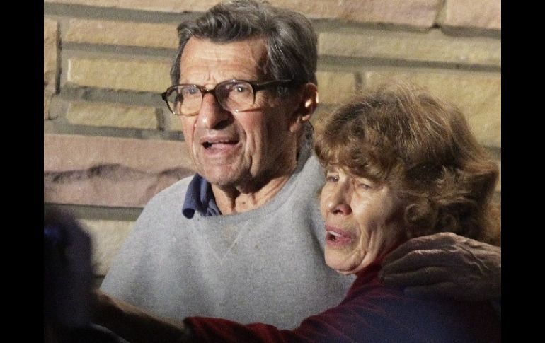 Paterno y su esposa agradecieron algunas muestras de apoyo afuera de su residencia a pesar de la polémica. AP  /