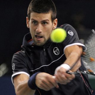 Novak Djokovic lucha y avanza en París