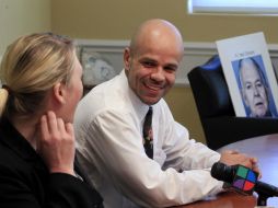 El demandante, Andres Susana, y la abogada Jessica Arbour en conferencia de prensa para anunciar el fallo del juez. AP  /