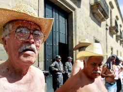 Piden retomar la iniciativa que pretende otorgar medio salario mínimo a los adultos mayores a manera de pensión.  /