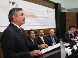 El presidente del IFE, Leonardo Valdés, dijo que sus declaraciones las puso en Twitter para que la sociedad conozca el proceso.  /