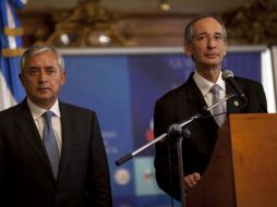 El presidente Alvaro Colom (der.) y el presidente electo Otto Perez ofrecieron hoy una conferencia de prensa. AP  /