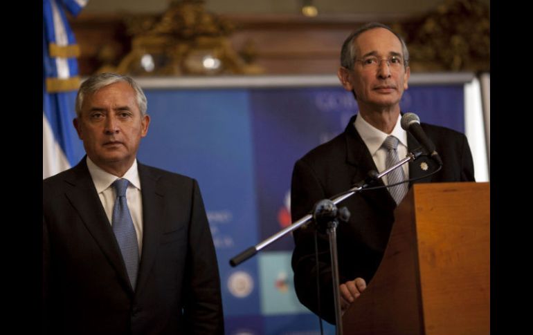 El presidente Alvaro Colom (der.) y el presidente electo Otto Perez ofrecieron hoy una conferencia de prensa. AP  /