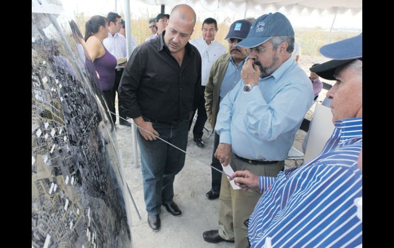 Enrique Alfaro, José Luis Hernández y Ricardo Robles observan el proyecto de saneamiento de la Cuenca El Ahogado.  /