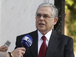 Lucas Papademos, nuevo primer ministro de Grecia, atiende a los medios. EFE  /