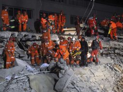 Un equipo de rescate continúa con la búsqueda supervivientes bajo los escombros. EFE  /