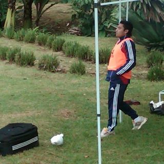 Marco Fabián se queda mirando