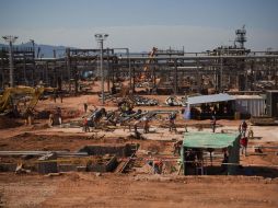 Imagen tomada hoy, de las obras de la nueva planta de gas que la petrolera española Repsol construye en el sur de Bolivia. EFE  /