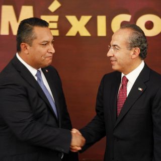 Calderón manifiesta dolor por la muerte de Blake Mora