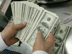 El dólar retrocedió hoy seis centavos frente al peso. ARCHIVO  /