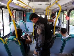 Policías llevan a cabo constantes revisiones a vecinos de la favela de la Rocinha. EFE  /