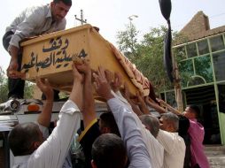 Iraquíes cargan el féretro de un familiar muerto en el accidente provocado por tropas estadounidenses.  /