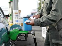 El litro de gasolina Magna se venderá en 9.64 pesos; mientras que el precio de la Premium será de 10.54. ARCHIVO  /