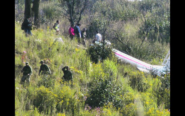 Militares resguardan la zona en la que cayó el helicóptero, en Chalco, Estado de México. EFE  /