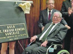 El maestro Enrique Romero al momento de develar la placa que impondrá su nombre a una de las aulas universitarias.  /