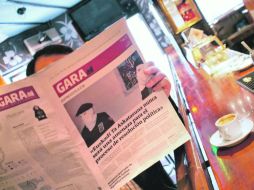 Un español lee el diario Gara, donde se publicó la entrevista con los líderes de ETA. AFP  /