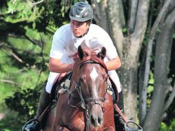 Arturo Navarro, a lomos de “Cool Down”, realizó un recorrido limpio para ganar ayer la prueba estelar, la Libre 1.30 metros.  /