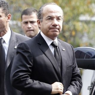 Calderón abraza a deudos del accidente