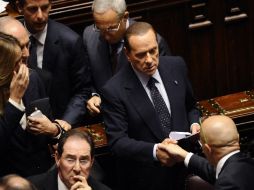 A pesar del panorama desfavorecedor, el primer ministro se dio tiepo para saludar a algunos legisladores al término de la sesión. AFP  /