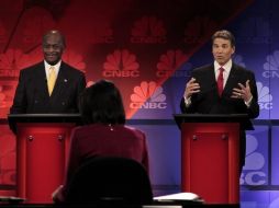 Los candidatos presidenciales republicanos Herman Cain y Rick durante el programa de la CNBC. EFE  /