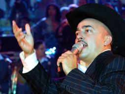 Lupillo Rivera subió a su hija de siete años al escenario para cantar con ella.  /