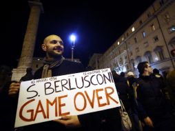 Crecen las manifestaciones en contra del premier. En la foto, una persona carga un cartel con la leyenda 'Juego terminado'. AFP  /
