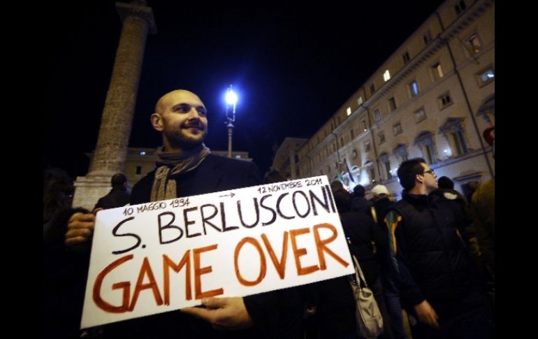 Crecen las manifestaciones en contra del premier. En la foto, una persona carga un cartel con la leyenda 'Juego terminado'. AFP  /