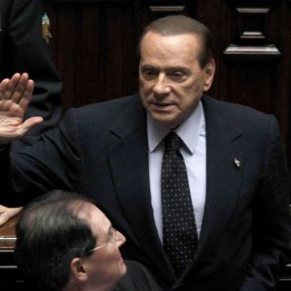 Perfil: Berlusconi, entre escándalos