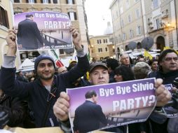 Cientos de personas se encuentran afuera de la Cámara de Diputados y del Palacio Grazioli, la residencia de Berlusconi. AP  /