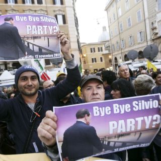 Festejan en las calles miles de italianos la caída de Berlusconi
